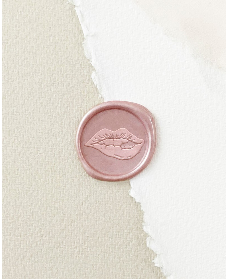 Bitten lip sealing seal Bitten lip sealing seal