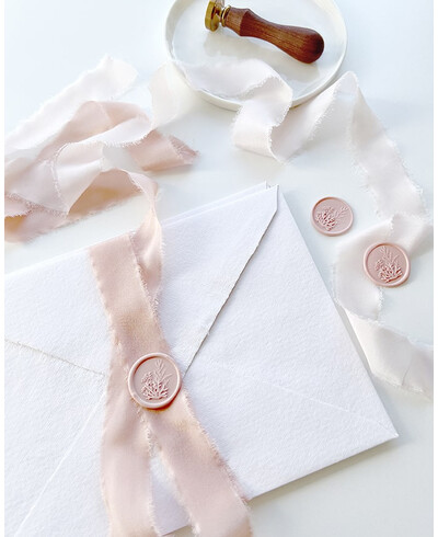 Cintas de seda burdeos para invitaciones de boda
