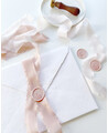 Cintas de seda burdeos para invitaciones de boda