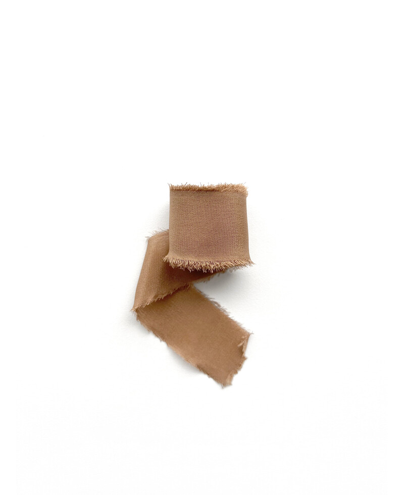 Noeud en soie marron caramel Noeud en soie marron caramel
