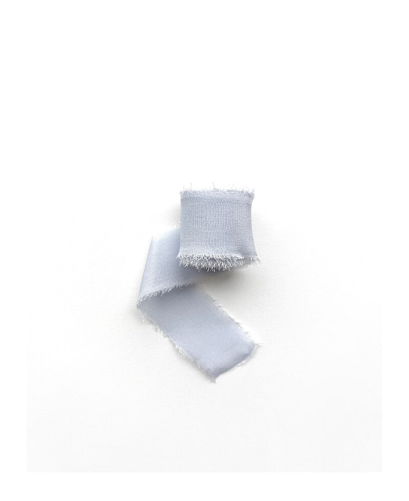 Schleife aus gepuderter blauer Seide Schleife aus gepuderter blauer Seide
