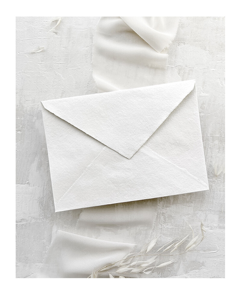 Envelope branco marfim feito à mão premium Envelope branco marfim feito à mão premium