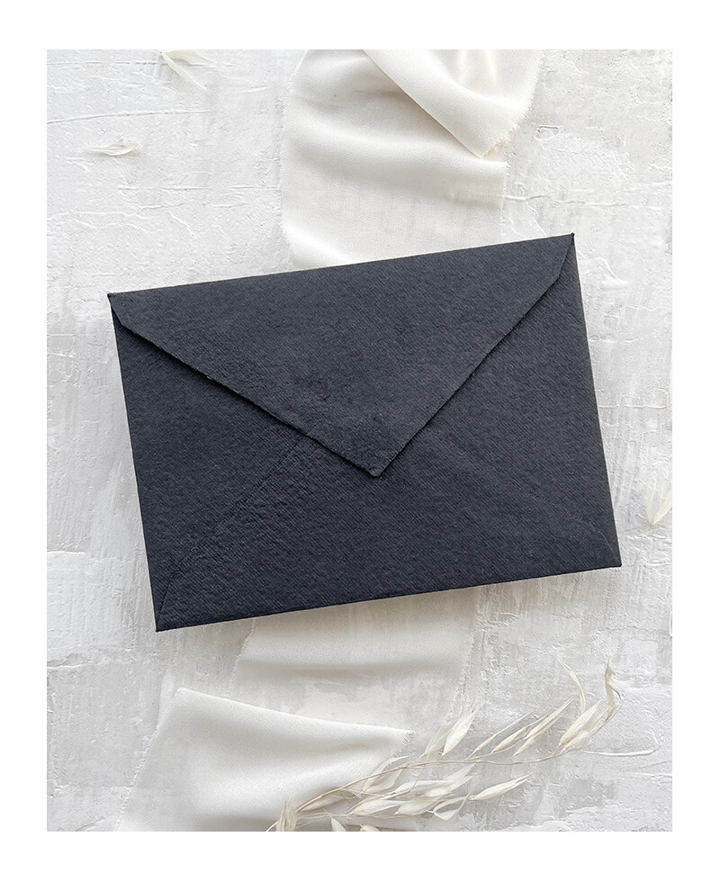 Envelope preto premium feito à mão Envelope preto premium feito à mão