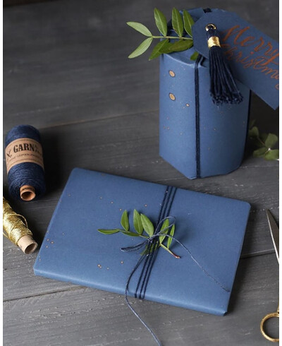 Marineblaues Seil zum Verpacken von Geschenken