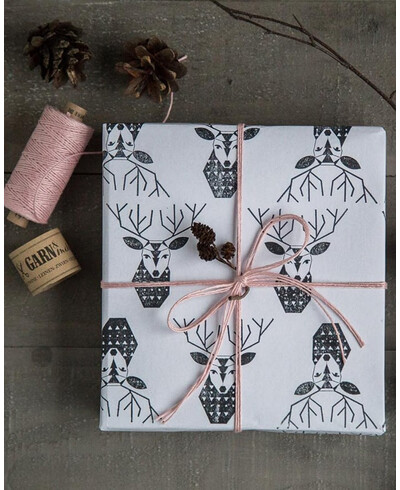 Hellrosa Bindfaden zum Verpacken von Geschenken