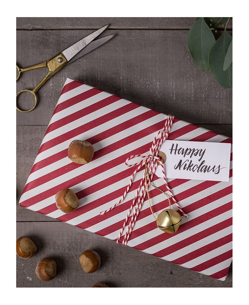Roter und weißer Bindfaden für Geschenke Roter und weißer Bindfaden für Geschenke