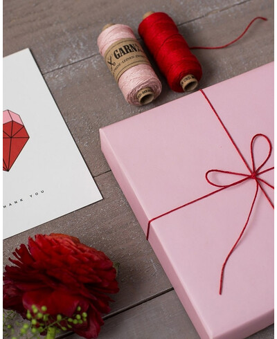 Rotes Twine-Geschenk