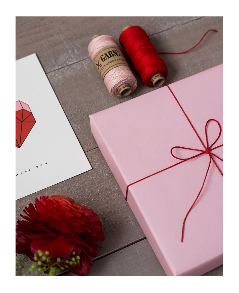 Rotes Twine-Geschenk Rotes Twine-Geschenk
