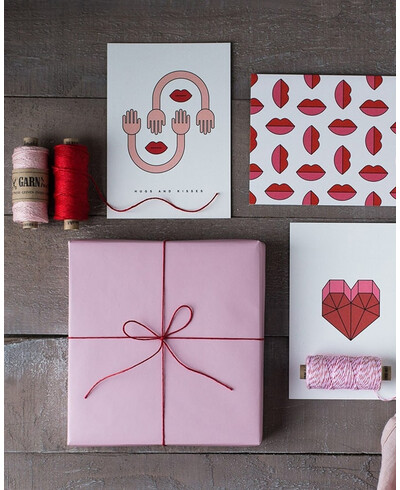 Rotes Seil zum Verpacken von Geschenken