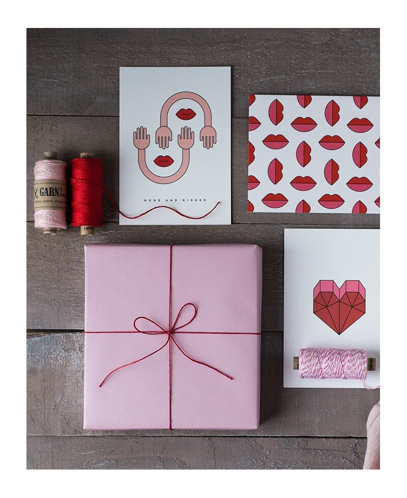 Rotes Seil zum Verpacken von Geschenken Rotes Seil zum Verpacken von Geschenken