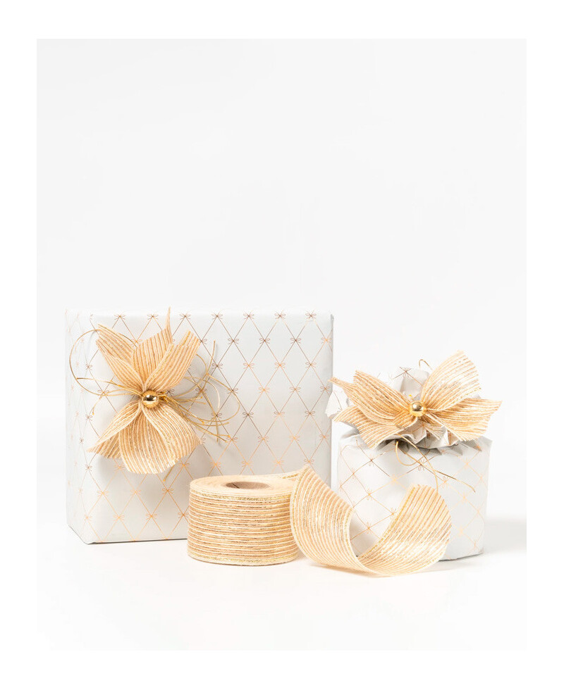 Diamant-Geschenkpapier und goldene Schleifen