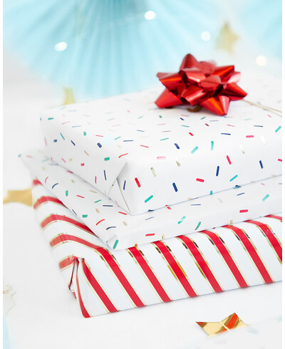 Geburtstagsgeschenkpapier mit roten Streifen
