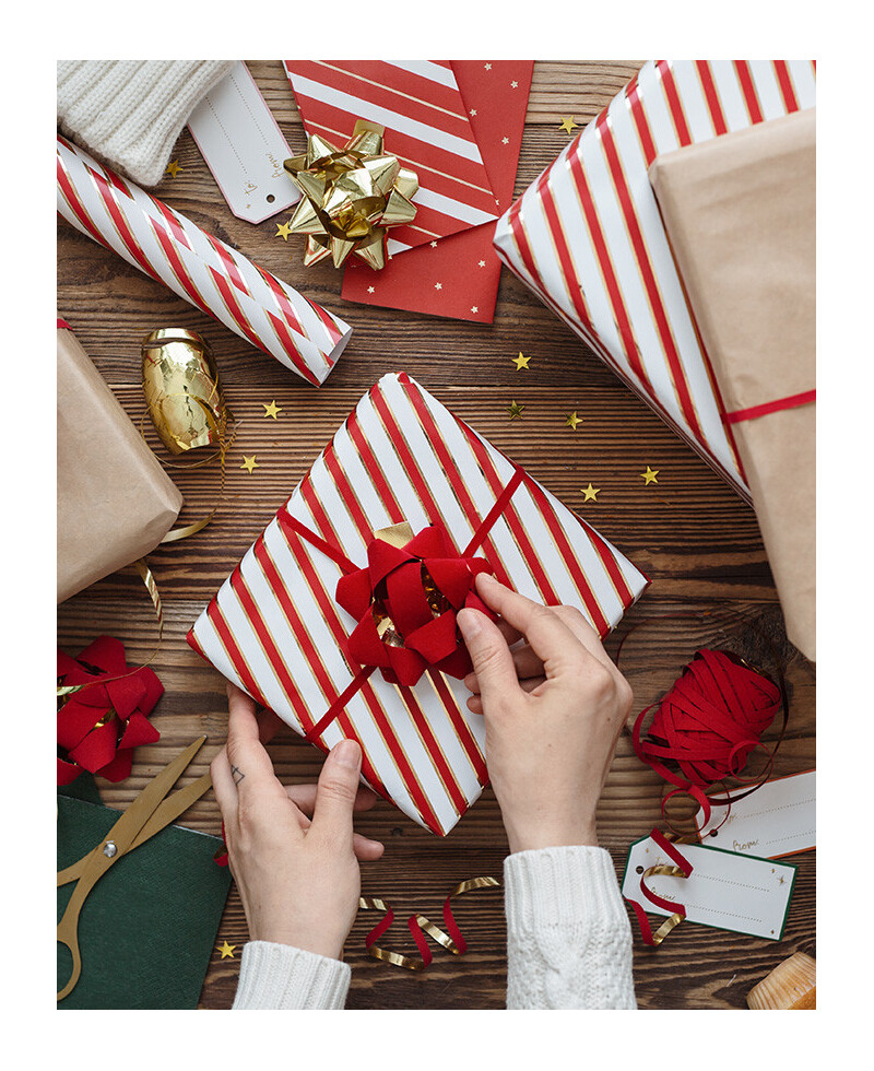 Geschenkpapier mit roten und weißen Streifen Geschenkpapier mit roten und weißen Streifen