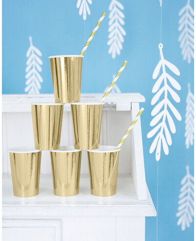 Goldene und weiße Strohhalme zum Trinken