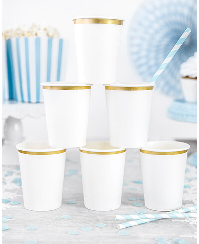 Copos de papel com aro dourado