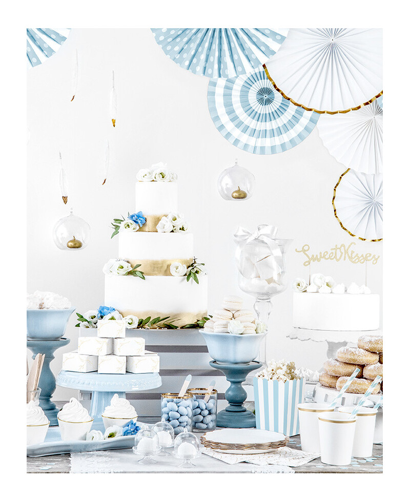 De jolis gobelets en papier doré pour les fêtes De jolis gobelets en papier doré pour les fêtes