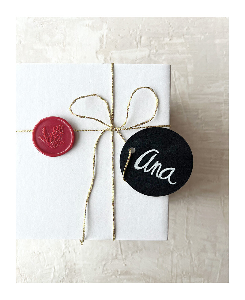 Etichetta circolare nera per personalizzare il nome del regalo Etichetta circolare nera per personalizzare il nome del regalo