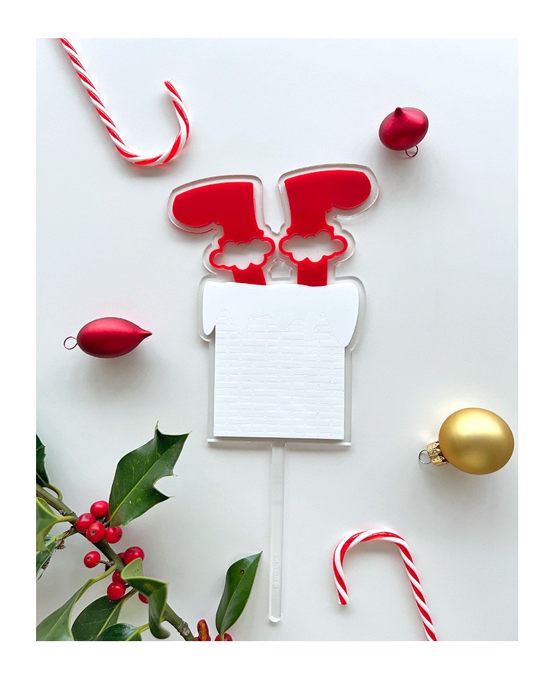 Chapéu de coco do bolo de Papai Noel com os presentes que vêm abaixo da chaminé Chapéu de coco do bolo de Papai Noel com os presentes que vêm abaixo da chaminé