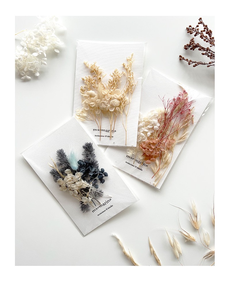 Ensemble de fleurs dans les tons de sable, bleu et rose Ensemble de fleurs dans les tons de sable, bleu et rose