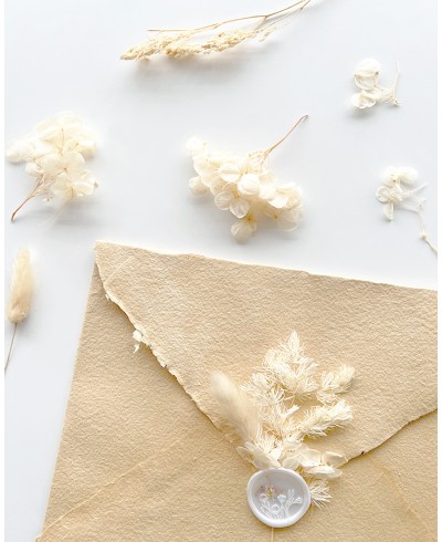 Dekoration von Wachssiegeln mit natürlichen Blumen