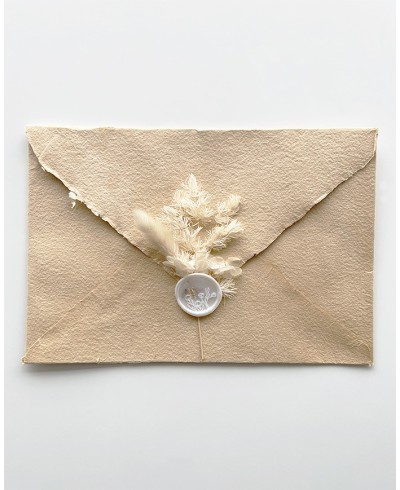 Enveloppe faite à la main décorée d’un bouquet aux tons champagne