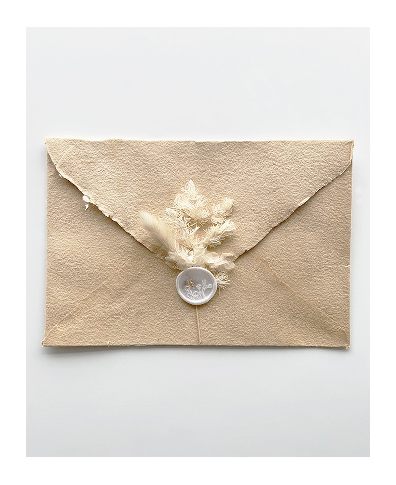 Enveloppe faite à la main décorée d’un bouquet aux tons champagne