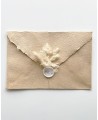 Envelope feito à mão decorado com buquê em tons de champanhe