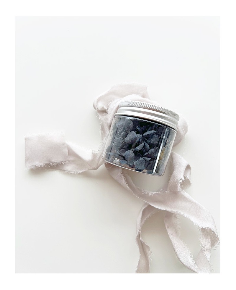 Glas mit dunkelblauen Blumen zum Verzieren von Stempeln Glas mit dunkelblauen Blumen zum Verzieren von Stempeln