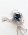 Pot avec des fleurs bleu foncé pour décorer les tampons