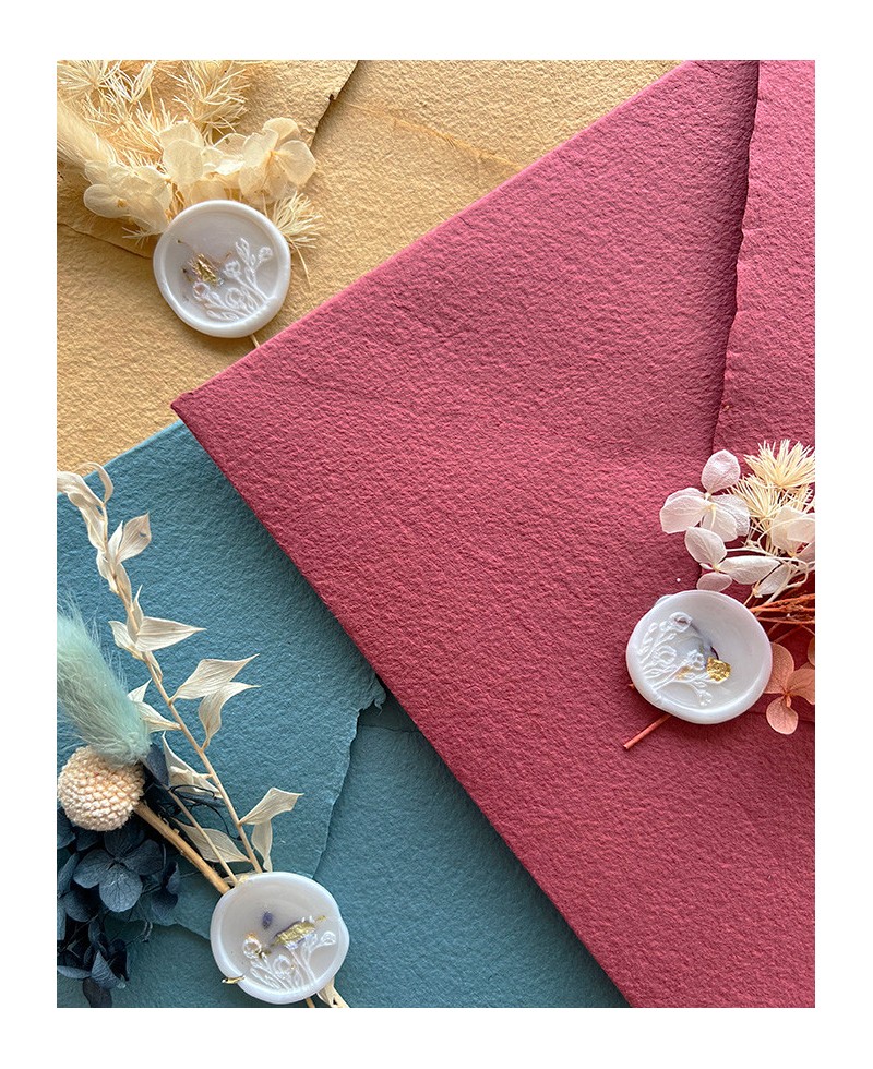 Enveloppes faites à la main décorées de timbres et de fleurs séchées Enveloppes faites à la main décorées de timbres et de fleurs séchées