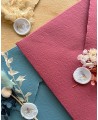 Enveloppes faites à la main décorées de timbres et de fleurs séchées