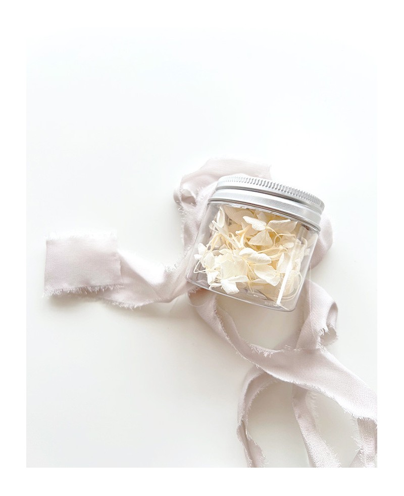 Off-white dried flower jar Off-white dried flower jar