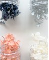 Fiori stabilizzati blu, grigi, corallo e bianchi