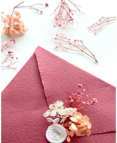 Decorazione di fiori secchi rosa su buste e sigilli in ceralacca
