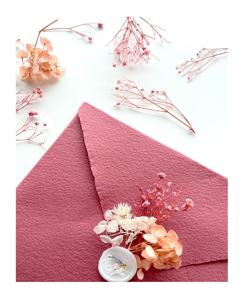 Decorazione di fiori secchi rosa su buste e sigilli in ceralacca Decorazione di fiori secchi rosa su buste e sigilli in ceralacca