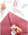 Dekoration von rosa Trockenblumen auf Umschlägen und Siegellacksiegeln