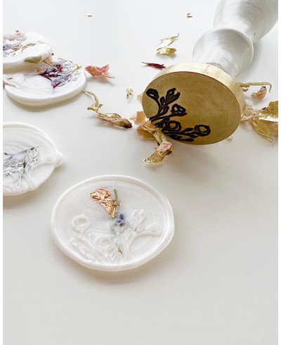 Sigilli in ceralacca decorati con fiori secchi e foglia d'oro
