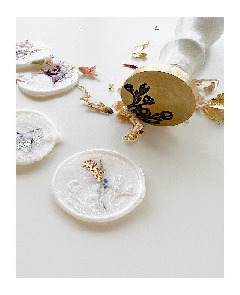 Selos de cera de vedação decorados com flores secas e folha de ouro Selos de cera de vedação decorados com flores secas e folha de ouro