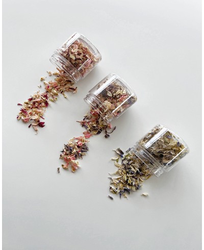 Fleurs écrasées pour décorer la papeterie