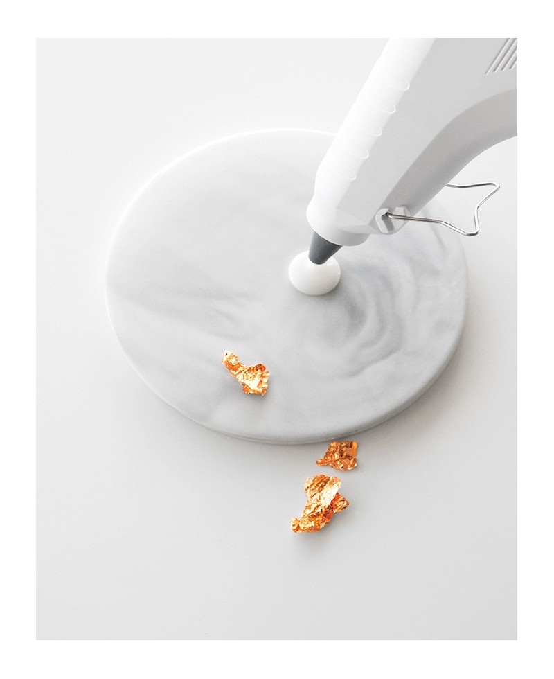 Pour the hot wax with the gun over the sealing base Pour the hot wax with the gun over the sealing base