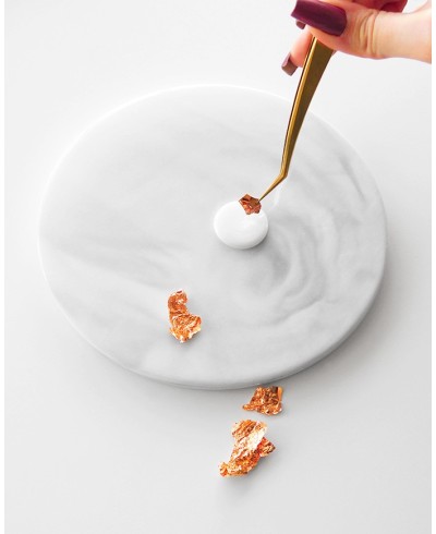 Colocando flocos de prata em cera quente