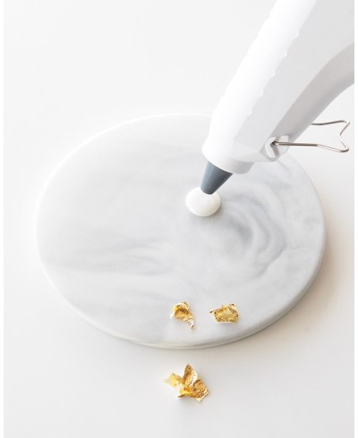 Pour the hot wax with the gun over the sealing base