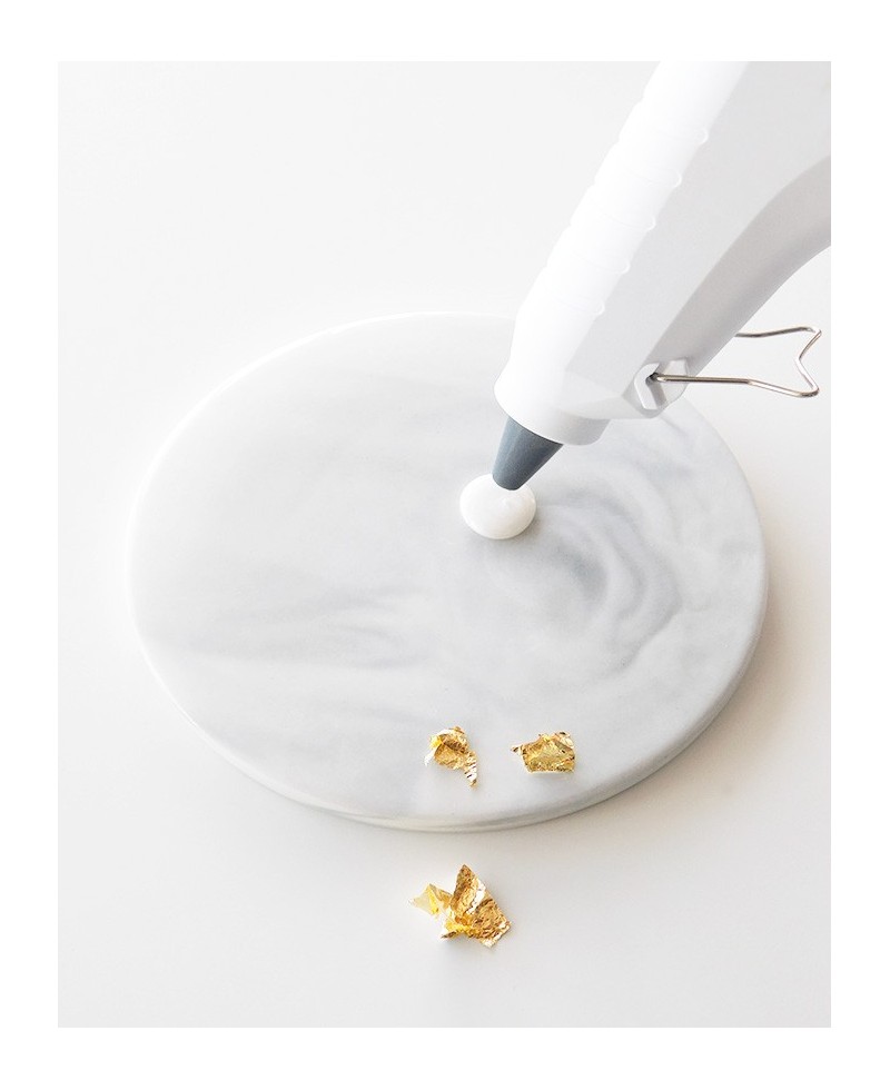 Pour the hot wax with the gun over the sealing base Pour the hot wax with the gun over the sealing base