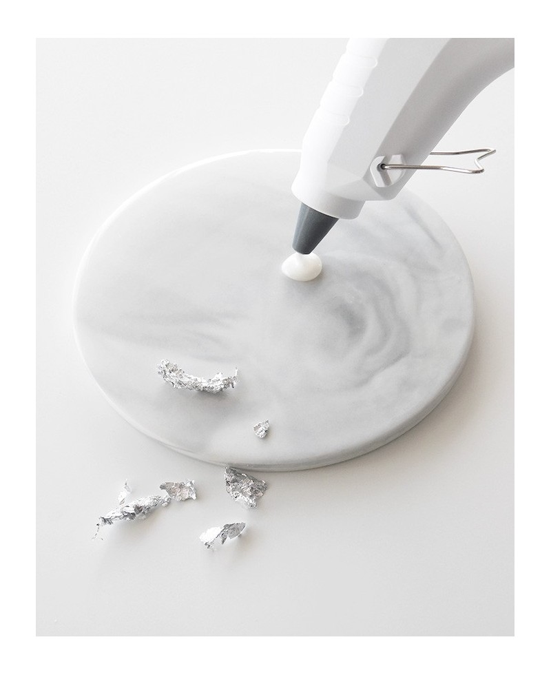 Pour the hot wax with the gun over the sealing base Pour the hot wax with the gun over the sealing base