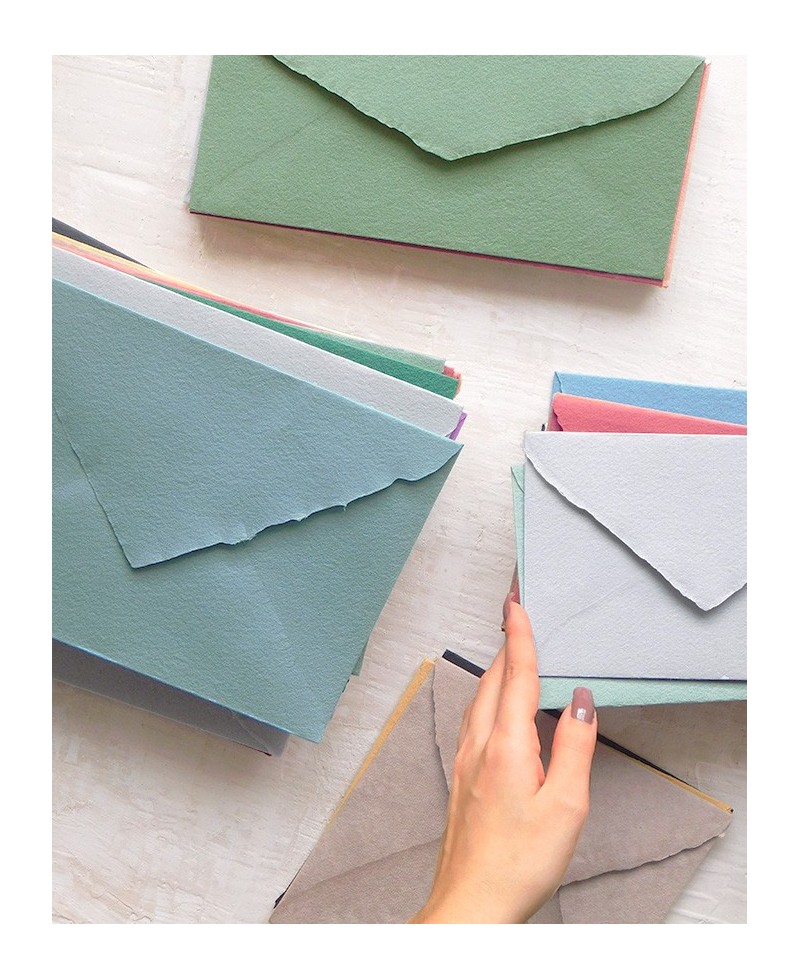 Enveloppes faites à la main pour les invitations de mariage Enveloppes faites à la main pour les invitations de mariage