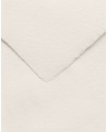Envelopes esbranquiçados feitos à mão com textura de zoom