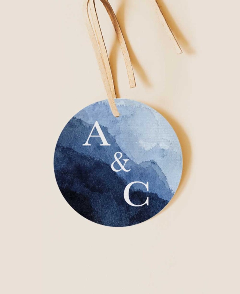 Etiqueta circular personalizada com iniciais para detalhes do casamento mar