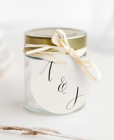 Étiquettes circulaires pour des cadeaux de mariage minimalistes