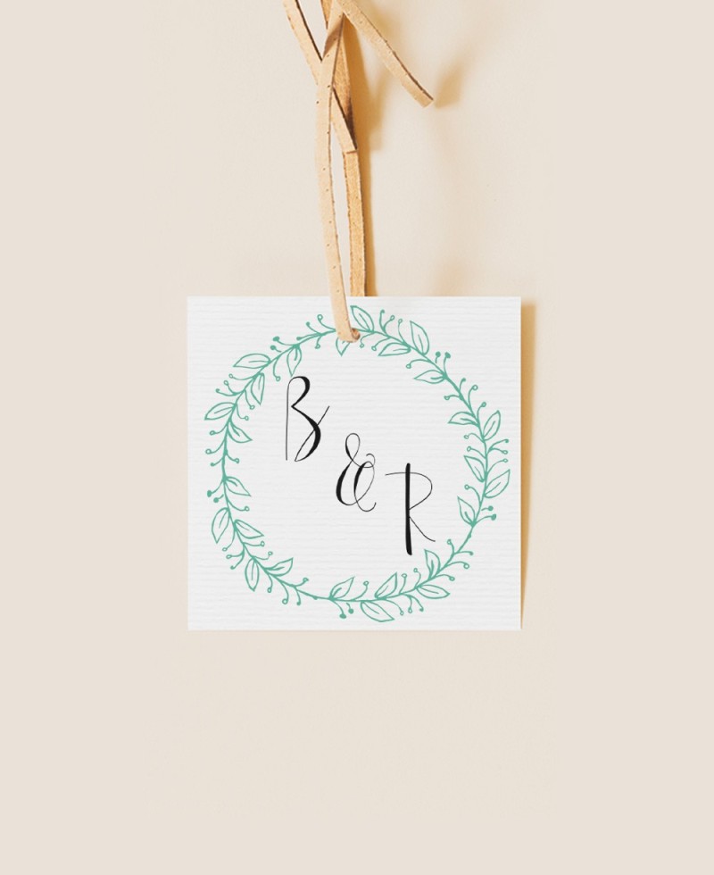 Étiquettes carrées pour des cadeaux de mariage minimalistes