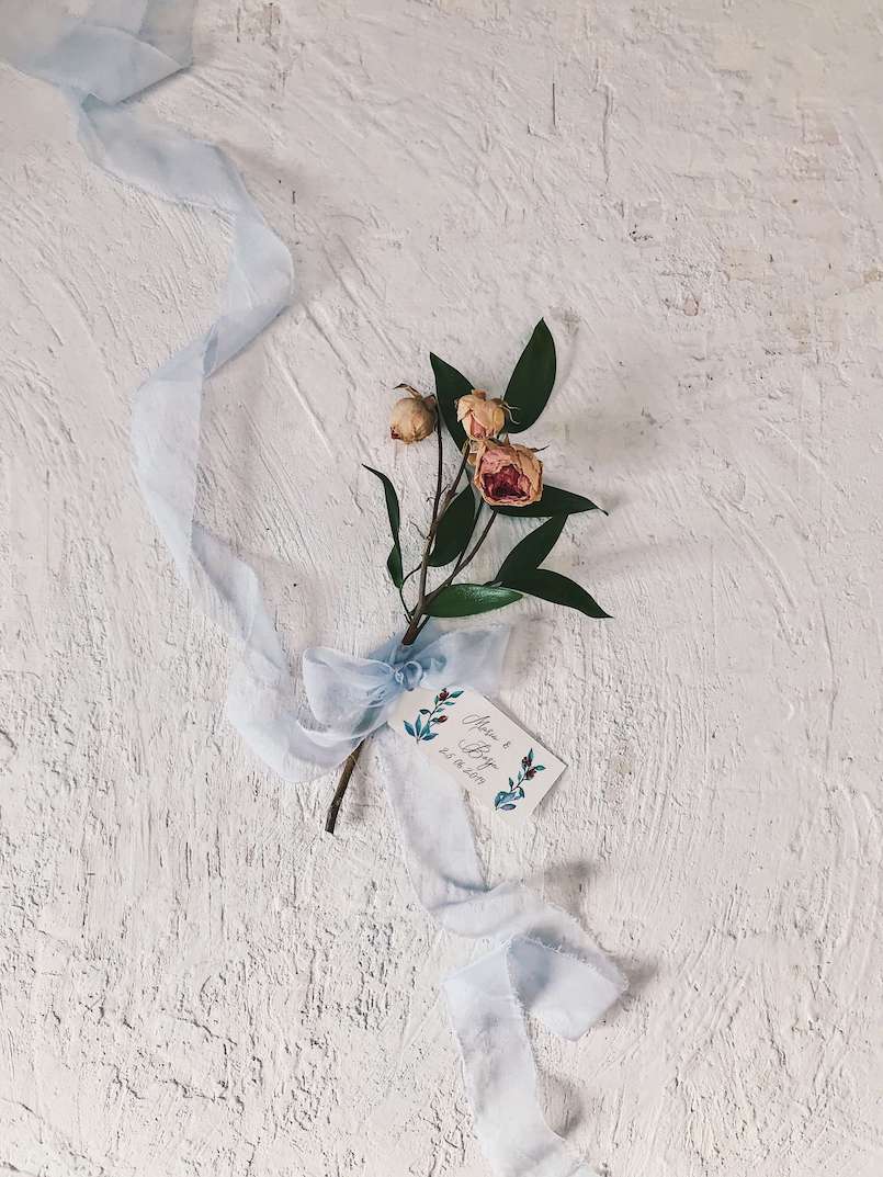 Etiqueta con ramillete de flores Marmarina